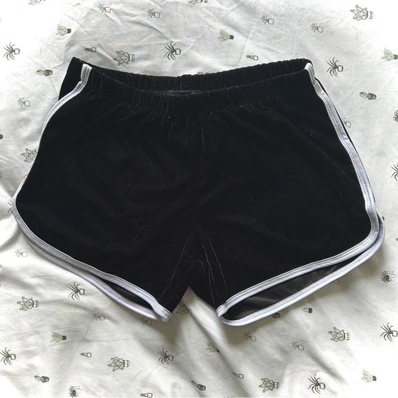 Velvet-like Crop Tank and Shorts Set - Picture 4 of 8